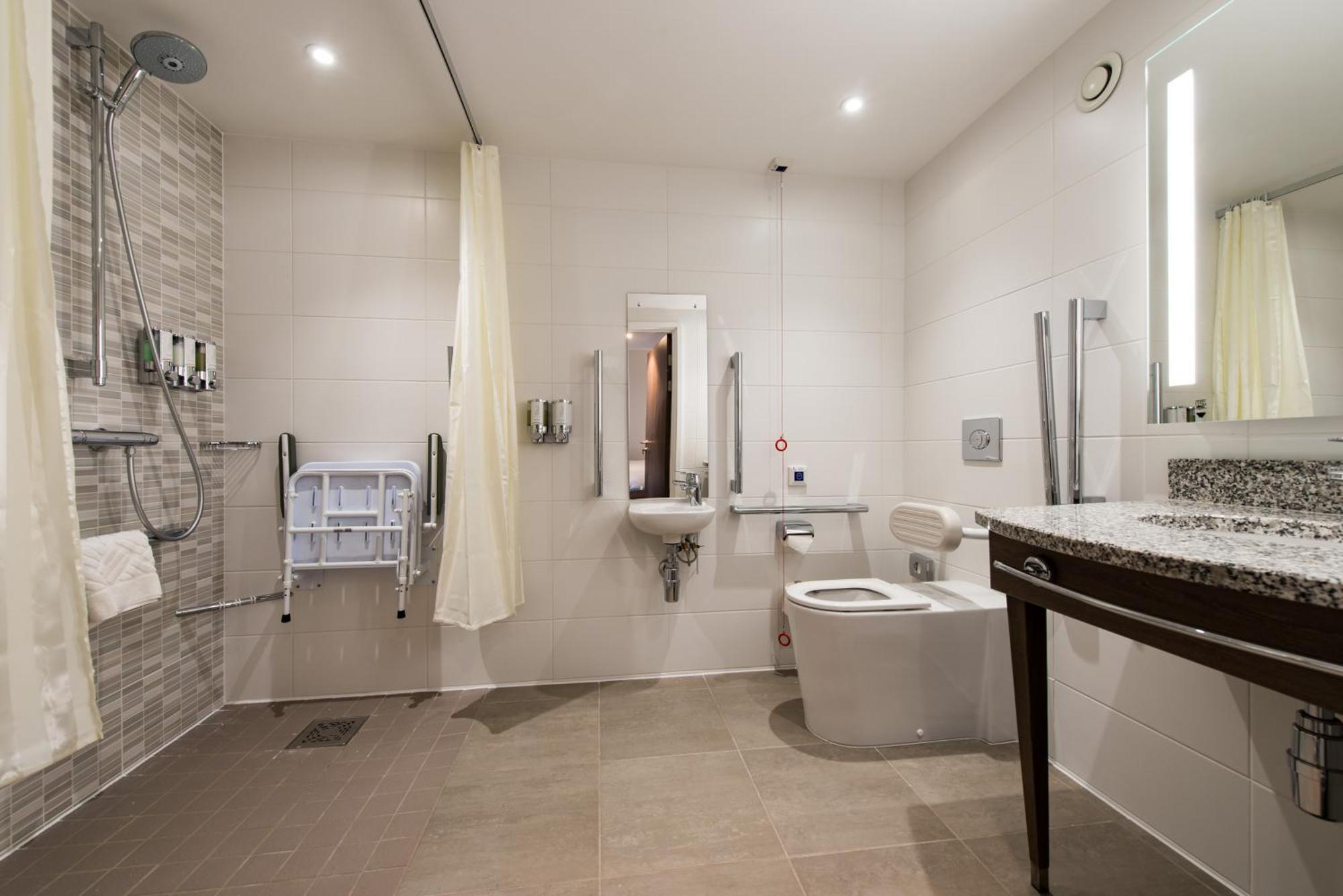 Queen Room - Accessible,1743103744:JPEG